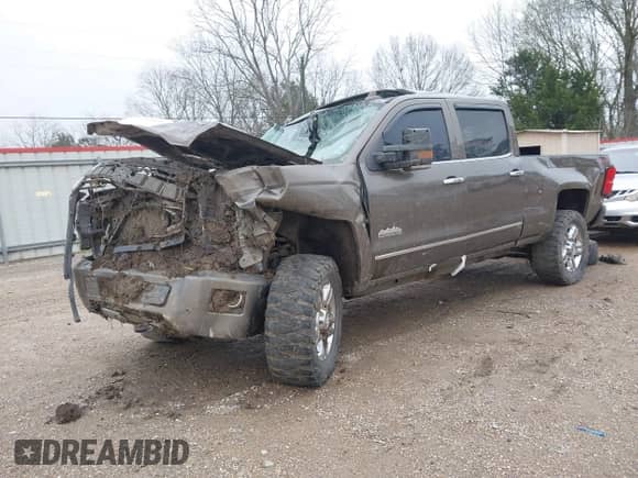 2015 Chevrolet Silverado 2500HD High Country z VIN 1GC1KXE81FF587689, wystawiony jako IAAI lot #41599038 z przebiegiem Nie podano mil oraz . Historia ofert i sprzedaży dostępna na DreamBid. Obrazek 2.