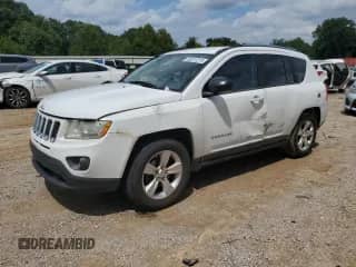 2011 Jeep Compass z VIN 1J4NT1FA3BD139208, wystawiony jako Copart lot #68313275 z przebiegiem 203 303 mil mil oraz Szkoda całkowita • Salvage title. Historia ofert i sprzedaży dostępna na DreamBid. Obrazek 1.
