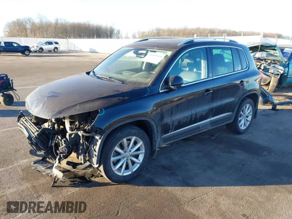 2017 Volkswagen Tiguan Wolfsburg Edition с VIN WVGSV7AX5HW512128, выставлен на аукционе IAAI как лот 41451055 с пробегом 107 031 миль миль и . История ставок и продаж доступна на DreamBid. Изображение 19.