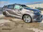 2023 Toyota Sienna Platinum с VIN 5TDESKFC1PS107059, выставлен на аукционе Copart как лот 59583485 с пробегом Не указан миль и Списание • Salvage title. История ставок и продаж доступна на DreamBid. Изображение 4.
