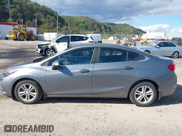 2018 Chevrolet Cruze LT z VIN 1G1BE5SM0J7153888, wystawiony jako IAAI lot #43407041 z przebiegiem 17 136 mil mil oraz . Historia ofert i sprzedaży dostępna na DreamBid. Obrazek 14.