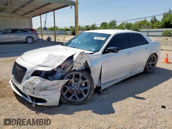 2023 Chrysler 300 Touring z VIN 2C3CCAAG9PH677094, wystawiony jako Copart lot #71421315 z przebiegiem 31 196 mil mil oraz Czysty tytuł • Clean title. Historia ofert i sprzedaży dostępna na DreamBid. Obrazek 1.