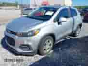 2017 Chevrolet Trax LS z VIN KL7CJKSB8HB261653, wystawiony jako IAAI lot #42975234 z przebiegiem 77 396 mil mil oraz . Historia ofert i sprzedaży dostępna na DreamBid. Obrazek 17.