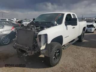 2009 Chevrolet Silverado 2500HD z VIN 1GCHK49609E157054, wystawiony jako Copart lot #74556264 z przebiegiem 114 949 mil mil oraz Szkoda całkowita • Salvage title. Historia ofert i sprzedaży dostępna na DreamBid. Obrazek 1.