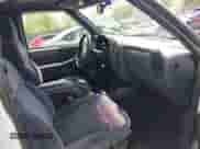 1999 Chevrolet Blazer LS z VIN 1GNDT13W5X2143627, wystawiony jako IAAI lot #42171552 z przebiegiem 168 303 mil mil oraz . Historia ofert i sprzedaży dostępna na DreamBid. Obrazek 5.