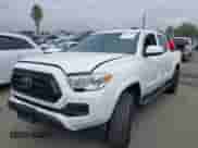 2021 Toyota Tacoma SR z VIN 5TFCZ5AN7MX267045, wystawiony jako IAAI lot #43321000 z przebiegiem 40 992 mil mil oraz . Historia ofert i sprzedaży dostępna na DreamBid. Obrazek 2.