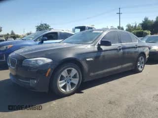 2013 BMW 5 Series 528i xDrive z VIN WBAXH5C50DDW12173, wystawiony jako Copart lot #67232295 z przebiegiem 145 529 mil mil oraz Czysty tytuł • Clean title. Historia ofert i sprzedaży dostępna na DreamBid. Obrazek 1.