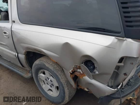 2005 Chevrolet Suburban LT z VIN 3GNFK16Z25G152985, wystawiony jako IAAI lot #41075875 z przebiegiem 200 000 mil mil oraz . Historia ofert i sprzedaży dostępna na DreamBid. Obrazek 14.