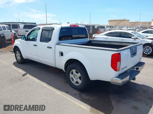 2007 Nissan Frontier SE z VIN 1N6AD09U77C466352, wystawiony jako IAAI lot #43198893 z przebiegiem 135 999 mil mil oraz . Historia ofert i sprzedaży dostępna na DreamBid. Obrazek 3.