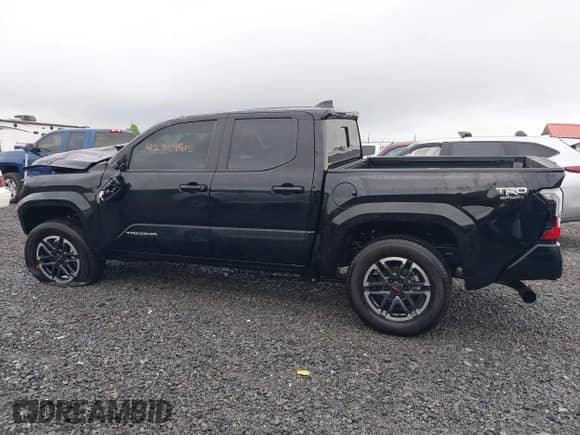 2024 Toyota Tacoma SR5 z VIN 3TMLB5JN4RM025895, wystawiony jako IAAI lot #42309915 z przebiegiem 23 530 mil mil oraz . Historia ofert i sprzedaży dostępna na DreamBid. Obrazek 15.