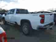 2025 Chevrolet Silverado 2500HD z VIN 1GC4KPE71SF109979, wystawiony jako Copart lot #83874004 z przebiegiem 4 571 mil mil oraz Szkoda całkowita • Salvage title. Historia ofert i sprzedaży dostępna na DreamBid. Obrazek 2.