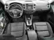 2013 Volkswagen Tiguan SE z VIN WVGAV3AX9DW056696, wystawiony jako Copart lot #54721695 z przebiegiem 108 656 mil mil oraz Szkoda całkowita • Salvage title. Historia ofert i sprzedaży dostępna na DreamBid. Obrazek 8.