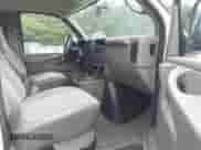 2005 Chevrolet Express Passenger z VIN 1GAHG39U451155926, wystawiony jako IAAI lot #42129201 z przebiegiem Nie podano mil oraz . Historia ofert i sprzedaży dostępna na DreamBid. Obrazek 5.