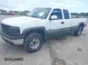 2000 Chevrolet Silverado 2500 LS z VIN 1GCGK29U5YE299414, wystawiony jako IAAI lot #42521136 z przebiegiem 246 128 mil mil oraz . Historia ofert i sprzedaży dostępna na DreamBid. Obrazek 2.