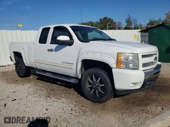 2010 Chevrolet Silverado 1500 LT with VIN 1GCSKSE35AZ255631, listed as a Copart auction lot 84522075 with 127,750 mi miles and Salvage title. Bid and sale history available at DreamBid. Image 4.
