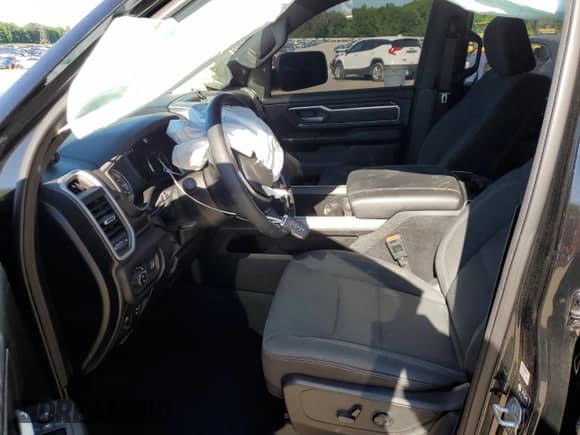 2023 Ram 1500 Big Horn z VIN 1C6RREFTXPN534803, wystawiony jako Copart lot #55435395 z przebiegiem 5 548 mil mil oraz Szkoda całkowita • Salvage title. Historia ofert i sprzedaży dostępna na DreamBid. Obrazek 7.