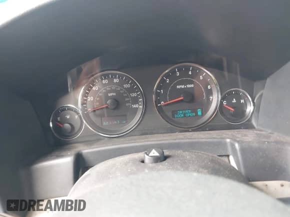 2006 Jeep Commander Limited z VIN 1J8HH58NX6C140288, wystawiony jako IAAI lot #42804535 z przebiegiem 321 143 mil mil oraz . Historia ofert i sprzedaży dostępna na DreamBid. Obrazek 7.