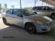 2013 Volvo S60 T5 Premier z VIN YV1612FS8D2206067, wystawiony jako Copart lot #71560615 z przebiegiem 96 211 mil mil oraz Szkoda całkowita • Salvage title. Historia ofert i sprzedaży dostępna na DreamBid. Obrazek 4.