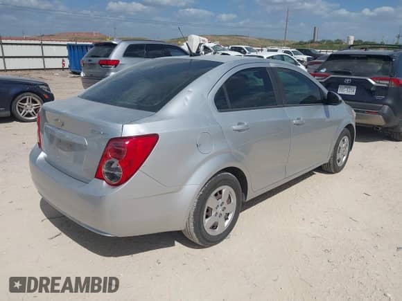 2014 Chevrolet Sonic LS z VIN 1G1JB5SH5E4121792, wystawiony jako IAAI lot #42853524 z przebiegiem 151 552 mil mil oraz . Historia ofert i sprzedaży dostępna na DreamBid. Obrazek 4.