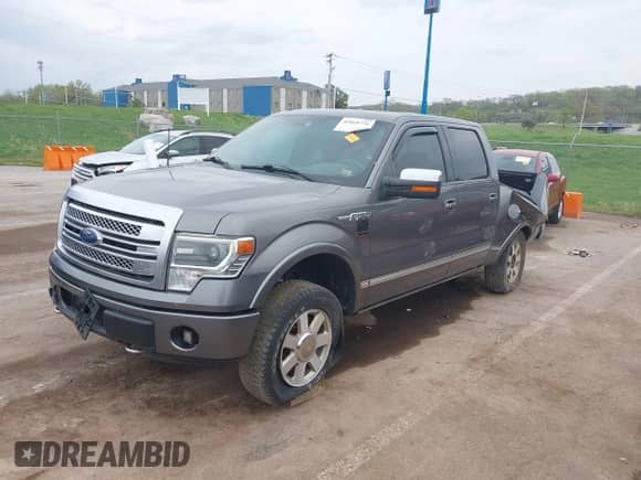 2013 Ford F-150 XLT z VIN 1FTFW1E65DFC76947, wystawiony jako IAAI lot #42028756 z przebiegiem 239 463 mil mil oraz . Historia ofert i sprzedaży dostępna na DreamBid. Obrazek 2.