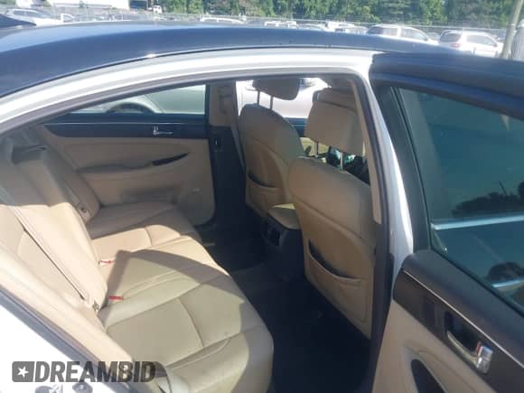 2011 Hyundai Genesis z VIN KMHGC4DF1BU127889, wystawiony jako IAAI lot #42830240 z przebiegiem 199 828 mil mil oraz . Historia ofert i sprzedaży dostępna na DreamBid. Obrazek 8.