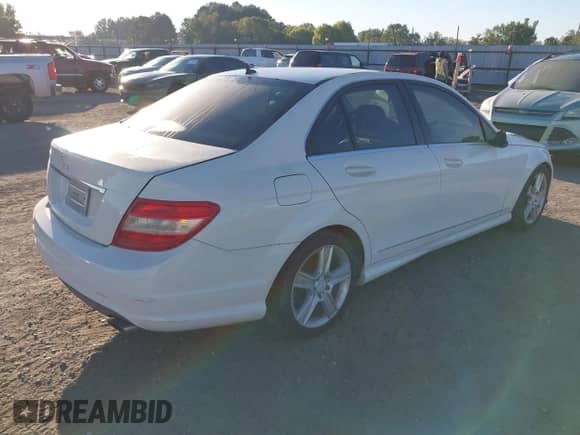 2011 Mercedes-Benz C 300 Sport z VIN WDDGF5EB9BR151590, wystawiony jako IAAI lot #43416188 z przebiegiem 204 563 mil mil oraz . Historia ofert i sprzedaży dostępna na DreamBid. Obrazek 4.