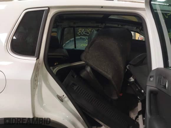 2017 Volkswagen Tiguan Wolfsburg Edition z VIN WVGRV7AX3HK000874, wystawiony jako IAAI lot #41332583 z przebiegiem 27 921 mil mil oraz . Historia ofert i sprzedaży dostępna na DreamBid. Obrazek 8.