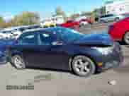 2014 Chevrolet Cruze 1LT z VIN 1G1PC5SB7E7326063, wystawiony jako IAAI lot #43457045 z przebiegiem 134 508 mil mil oraz . Historia ofert i sprzedaży dostępna na DreamBid. Obrazek 13.