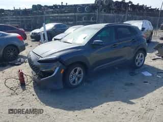 2023 Hyundai Kona SEL z VIN KM8K32AB7PU932495, wystawiony jako IAAI lot #43192526 z przebiegiem 50 000 mil mil oraz . Historia ofert i sprzedaży dostępna na DreamBid. Obrazek 2.