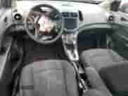 2013 Chevrolet Sonic LT с VIN 1G1JC5SB2D4192679, выставлен на аукционе Copart как лот 60876825 с пробегом 186 606 миль миль и Списание • Salvage title. История ставок и продаж доступна на DreamBid. Изображение 8.