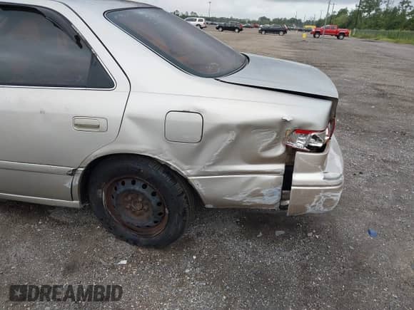 2001 Toyota Camry LE z VIN 4T1BF22K11U124043, wystawiony jako IAAI lot #43373377 z przebiegiem 106 897 mil mil oraz . Historia ofert i sprzedaży dostępna na DreamBid. Obrazek 12.
