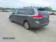 2013 Toyota Sienna LE z VIN 5TDJK3DC6DS053616, wystawiony jako IAAI lot #42555537 z przebiegiem 215 290 mil mil oraz . Historia ofert i sprzedaży dostępna na DreamBid. Obrazek 3.