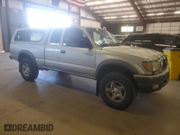 2002 Toyota Tacoma z VIN 5TEWM72N12Z054717, wystawiony jako Copart lot #85521485 z przebiegiem 324 413 mil mil oraz Czysty tytuł • Clean title. Historia ofert i sprzedaży dostępna na DreamBid. Obrazek 4.