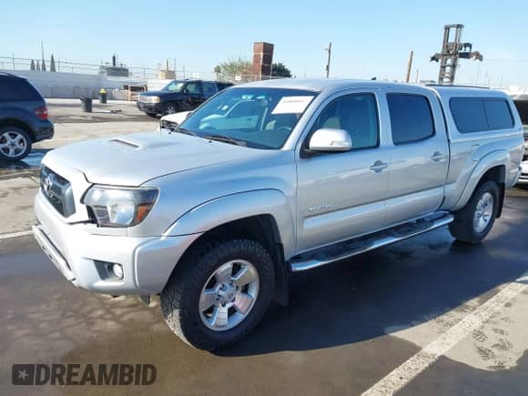 2013 Toyota Tacoma PreRunner z VIN 3TMKU4HN8DM034338, wystawiony jako IAAI lot #41808842 z przebiegiem 142 012 mil mil oraz . Historia ofert i sprzedaży dostępna na DreamBid. Obrazek 18.