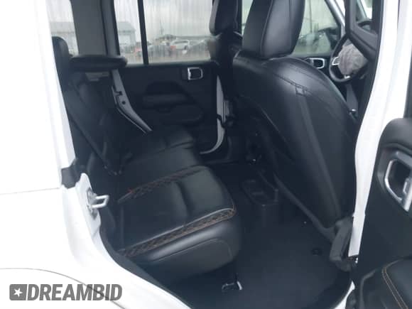 2021 Jeep Wrangler Unlimited Sahara Altitude z VIN 1C4HJXEN8MW534430, wystawiony jako IAAI lot #41520999 z przebiegiem 60 680 mil mil oraz . Historia ofert i sprzedaży dostępna na DreamBid. Obrazek 8.