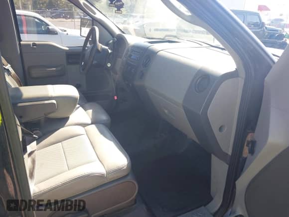 2007 Ford F-150 XL z VIN 1FTRF12247NA82046, wystawiony jako IAAI lot #43514321 z przebiegiem 114 469 mil mil oraz . Historia ofert i sprzedaży dostępna na DreamBid. Obrazek 5.