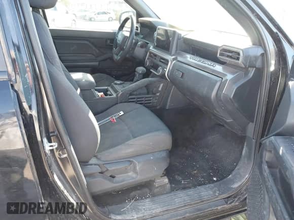 2024 Toyota Tacoma SR5 с VIN 3TMLB5JN2RM040251, выставлен на аукционе IAAI как лот 41681405 с пробегом 2 735 миль миль и . История ставок и продаж доступна на DreamBid. Изображение 5.