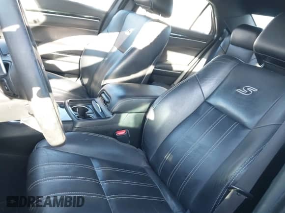 2018 Chrysler 300 S с VIN 2C3CCAGG7JH267828, выставлен на аукционе IAAI как лот 43145484 с пробегом 53 835 миль миль и . История ставок и продаж доступна на DreamBid. Изображение 19.