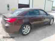 2013 Chrysler 200 Touring z VIN 1C3CCBBB2DN598474, wystawiony jako IAAI lot #43306927 z przebiegiem 120 146 mil mil oraz . Historia ofert i sprzedaży dostępna na DreamBid. Obrazek 4.