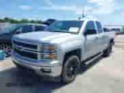 2015 Chevrolet Silverado 1500 LT z VIN 1GCVKREH9FZ230255, wystawiony jako IAAI lot #42810946 z przebiegiem 131 323 mil mil oraz . Historia ofert i sprzedaży dostępna na DreamBid. Obrazek 17.