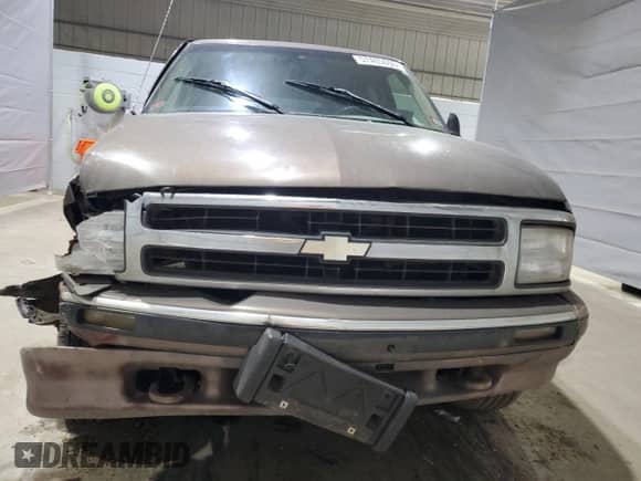 1997 Chevrolet Blazer LS with VIN 1GNDT13WXV2156113, listed as a Copart auction lot 57405055 with 203,821 mi miles and Clean title. Bid and sale history available at DreamBid. Image 5.