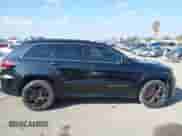 2015 Jeep Grand Cherokee SRT z VIN 1C4RJFDJ3FC949706, wystawiony jako IAAI lot #41436193 z przebiegiem 29 946 mil mil oraz . Historia ofert i sprzedaży dostępna na DreamBid. Obrazek 13.