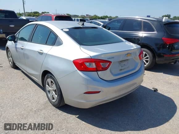 2017 Chevrolet Cruze LS z VIN 1G1BC5SM0H7155883, wystawiony jako IAAI lot #43176697 z przebiegiem 139 279 mil mil oraz . Historia ofert i sprzedaży dostępna na DreamBid. Obrazek 3.