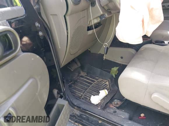 2007 Jeep Wrangler Unlimited Sahara с VIN 1J4GA59117L162954, выставлен на аукционе IAAI как лот 42709530 с пробегом Не указан миль и . История ставок и продаж доступна на DreamBid. Изображение 11.