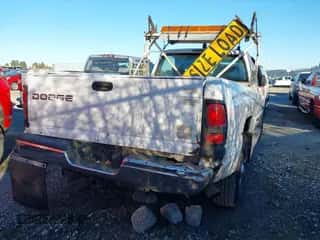 2001 Dodge RAM z VIN 3B7KC266X1M511169, wystawiony jako IAAI lot #43080193 z przebiegiem 750 104 mil mil oraz . Historia ofert i sprzedaży dostępna na DreamBid. Obrazek 4.