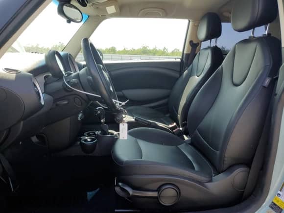 2011 MINI Hardtop with VIN WMWSU3C52BT096248, listed as a Copart auction lot 62008285 with 129,794 mi miles and Salvage title. Bid and sale history available at DreamBid. Image 7.