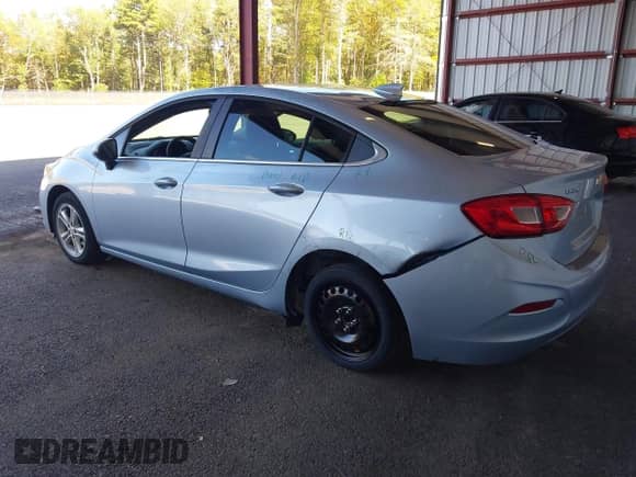 2018 Chevrolet Cruze LT z VIN 1G1BE5SMXJ7186753, wystawiony jako IAAI lot #43260167 z przebiegiem 52 458 mil mil oraz . Historia ofert i sprzedaży dostępna na DreamBid. Obrazek 3.