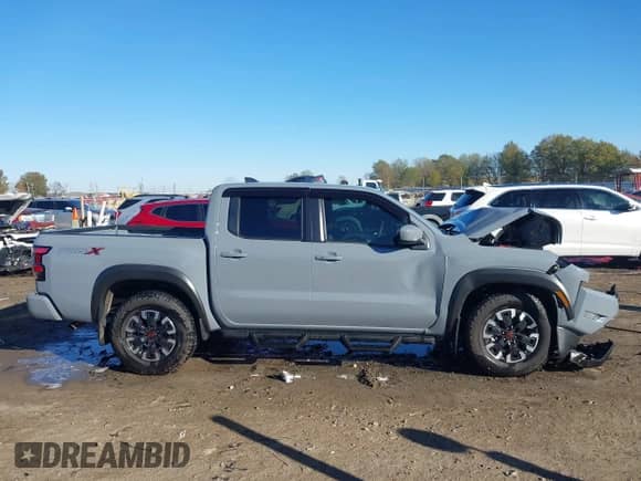 2024 Nissan Frontier SV z VIN 1N6ED1EJ0RN608695, wystawiony jako IAAI lot #41045287 z przebiegiem 4 499 mil mil oraz . Historia ofert i sprzedaży dostępna na DreamBid. Obrazek 13.