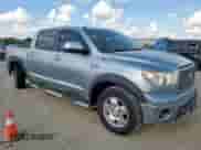 2013 Toyota Tundra Platinum с VIN 5TFFY5F10DX145553, выставлен на аукционе Copart как лот 82311405 с пробегом 142 592 миль миль и Списание • Salvage title. История ставок и продаж доступна на DreamBid. Изображение 4.