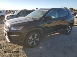 2020 Jeep Compass Latitude z VIN 3C4NJDBB2LT222085, wystawiony jako Copart lot #82641105 z przebiegiem 74 258 mil mil oraz Czysty tytuł • Clean title. Historia ofert i sprzedaży dostępna na DreamBid. Obrazek 1.